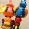 Zestaw Sensoryczny Miękkie Wesołe Owady Snug Bugs do łączenia - gryzak marki B.Toys
